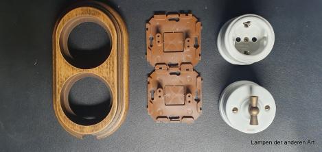 Preview: Garby Colonial 2fach Kombination, Aus-Wechsel-Porzellandrehschalter weiß,  Knebel Messing patiniert, Steckdoseneinsatz Porzellan weiß