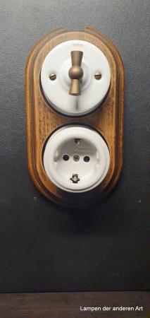 Garby Colonial 2fach Kombination, Aus-Wechsel-Porzellandrehschalter weiß,  Knebel Messing patiniert, Steckdoseneinsatz Porzellan weiß, seitlich