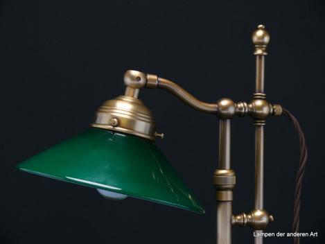 Preview: Tischleuchte aus Messing mit großem Messingfuss. Höhe verstellbar von 41-52cm.Durchmesser Fuss 20cm. Komplett restauriert.Mit flaschengrünem Schirm. Detail Schirm