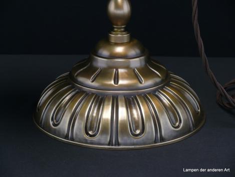 Preview: Tischleuchte aus Messing mit großem Messingfuss. Höhe verstellbar von 41-52cm.Durchmesser Fuss 20cm. Komplett restauriert.Mit flaschengrünem Schirm. Detail Fuss