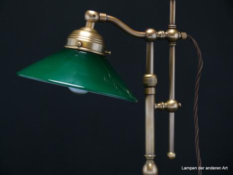 Preview: Tischleuchte aus Messing mit großem Messingfuss. Höhe verstellbar von 41-52cm.Durchmesser Fuss 20cm. Komplett restauriert.Mit flaschengrünem Schirm. Detail Höhenverstellung