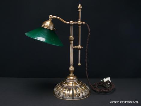 Tischleuchte aus Messing mit großem Messingfuss. Höhe verstellbar von 41-52cm.Durchmesser Fuss 20cm. Komplett restauriert.Mit flaschengrünem Schirm.