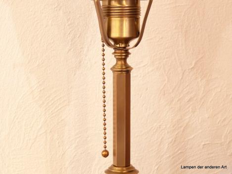 restaurierte Art Deco Tischleuchte aus patinierten Messing,5eckiger Fuss,korbförmiger Schirmhalter mit  prismenförmigen Schirm, Detail Fassung
