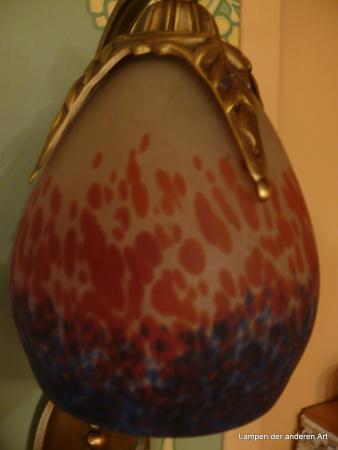 Seltenes Wandleuchten Paar aus Frankreich mit Unikat Lampenschirmen in Glaspulverschmelztechnik (Pate de verre), variierendes Farbspiel bei jedem Schirm, Detail Schirmhalterung