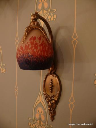 Seltenes Wandleuchten Paar aus Frankreich mit Unikat Lampenschirmen in Glaspulverschmelztechnik (Pate de verre), variierendes Farbspiel bei jedem Schirm, einzeln