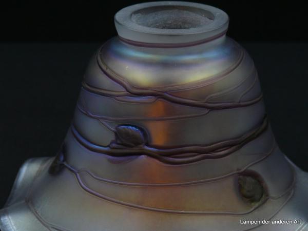 Jugendstil Lampenschirm gebraucht, Hüttenglas Unikat, Poschinger Glashütte Frauenau, handgemachtes Stück, amethystfarbene Kleckse und von gleichfarbigen Adern durchzogene Wandung des glockenartigen Nostalgieglases D: 20cm, H: 12cm, Detail Klecks
