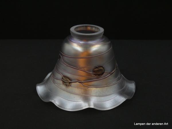 Jugendstil Lampenschirm gebraucht, Hüttenglas Unikat, Poschinger Glashütte Frauenau, handgemachtes Stück, amethystfarbene Kleckse und von gleichfarbigen Adern durchzogene Wandung des glockenartigen Nostalgieglases D: 19cm, H: 11,5cm, Glashalterand  6cm