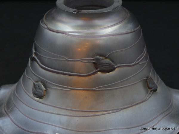 Jugendstil Lampenschirm gebraucht, Hüttenglas Unikat, Poschinger Glashütte Frauenau, handgemachtes Stück, amethystfarbene Kleckse und von gleichfarbigen Adern durchzogene Wandung des glockenartigen Nostalgieglases D: 19,5cm, H: 11cm, Detail Kleks
