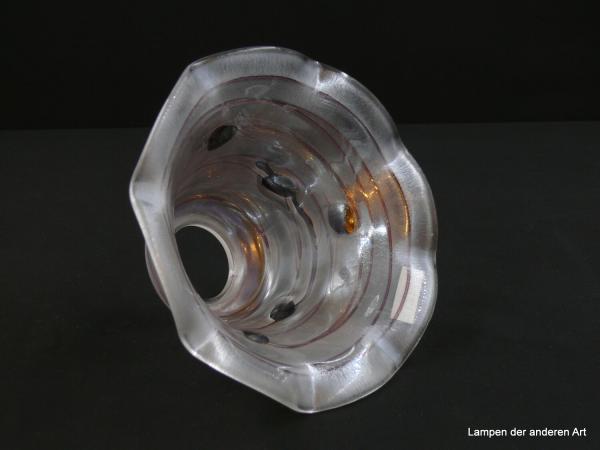 Jugendstil Lampenschirm gebraucht, Hüttenglas Unikat, Poschinger Glashütte Frauenau, handgemachtes Stück, amethystfarbene Kleckse und von gleichfarbigen Adern durchzogene Wandung des glockenartigen Nostalgieglases D: 19,5cm, H: 11cm, Griffrand 6cm liegend