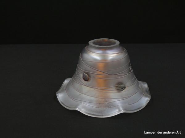 Jugendstil Lampenschirm gebraucht, Hüttenglas Unikat, Poschinger Glashütte Frauenau, handgemachtes Stück, amethystfarbene Kleckse und von gleichfarbigen Adern durchzogene Wandung des glockenartigen Nostalgieglases D: 19,5cm, H: 11cm, Griffrand 6cm