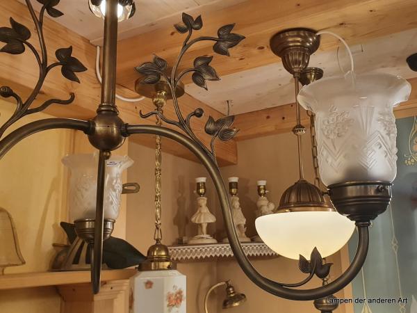 antike 3-armige Deckenleuchte aus der Zeit des Jugendstil, drei stilisierte gewundene Blütenstiele mit Blattranken aus Messing, die jeweils in einem satinierten Glasschirm, welcher ebenfalls mit Jugendstilelementen verziert ist, enden - Detail Glasschirm