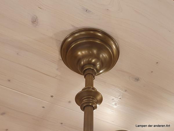 antike 3-armige Deckenleuchte aus der Zeit des Jugendstil, drei stilisierte gewundene Blütenstiele mit Blattranken aus Messing, die jeweils in einem satinierten Glasschirm, welcher ebenfalls mit Jugendstilelementen verziert ist, enden - Detail Baldachin