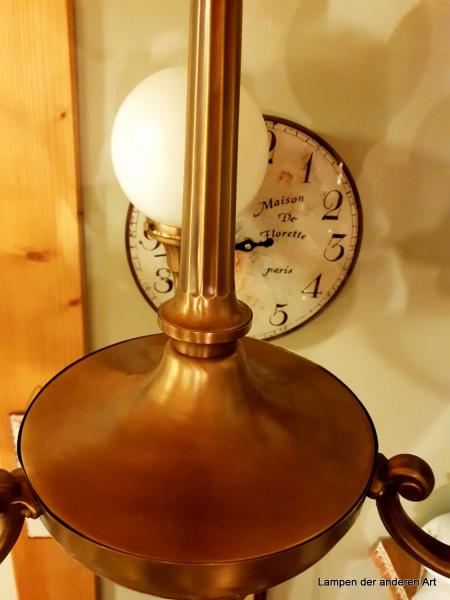 3-flammige Deckenleuchte aus der Zeit des Art-Decos. opale Kugelgläser,komplett restauriert, Detail von oben