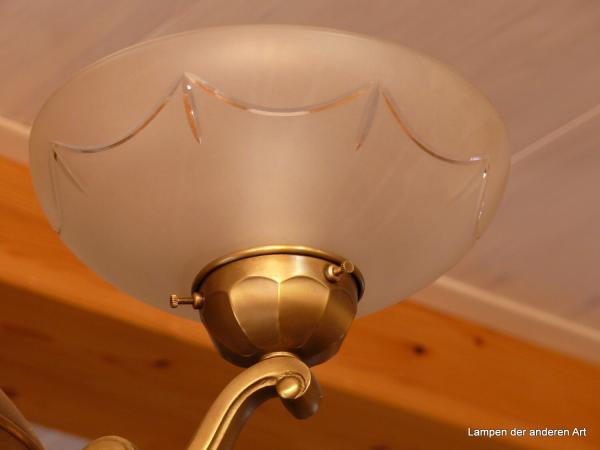 3-flammige Deckenleuchte aus der Zeit des Art-Decos.  Glasschalen grau-satiniert mit Kerbschliff,komplett restauriert, Detail Schirm