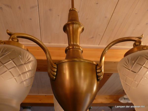 3-flammige Deckenleuchte aus der Zeit des Art Deco, Fassungen 3x E27/40W, komplett aufgearbeitet, Messing patiniert, H= ca. 63cm/D= ca.50cm Lampenschirme gebraucht, 3-er Set, satiniert, Zapfenform, umlaufender Kerbschliff, Detail Mittelstück