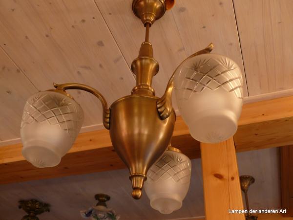 3-flammige Deckenleuchte aus der Zeit des Art Deco, Fassungen 3x E27/40W, komplett aufgearbeitet, Messing patiniert, H= ca. 63cm/D= ca.50cm Lampenschirme gebraucht, 3-er Set, satiniert, Zapfenform, umlaufender Kerbschliff, von unten