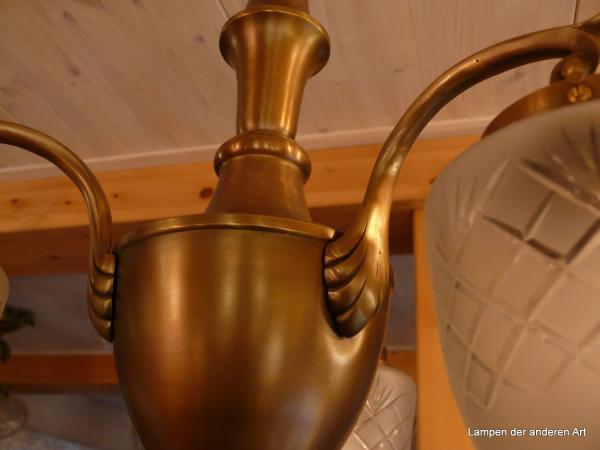 3-flammige Deckenleuchte aus der Zeit des Art Deco, Fassungen 3x E27/40W, komplett aufgearbeitet, Messing patiniert, H= ca. 63cm/D= ca.50cm Lampenschirme gebraucht, 3-er Set, satiniert, Zapfenform, umlaufender Kerbschliff, Detail Mittelteil