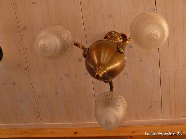 3-flammige Deckenleuchte aus der Zeit des Art Deco, Fassungen 3x E27/40W, komplett aufgearbeitet, Messing patiniert, H= ca. 63cm/D= ca.50cm Lampenschirme gebraucht, 3-er Set, satiniert, Zapfenform, umlaufender Kerbschliff, Detail von unten