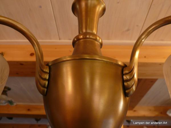3-flammige Deckenleuchte aus der Zeit des Art Deco, Fassungen 3x E27/40W, komplett aufgearbeitet, Messing patiniert, H= ca. 63cm/D= ca.50cm Lampenschirme gebraucht, 3-er Set, satiniert, Zapfenform, umlaufender Kerbschliff, Detail Arme