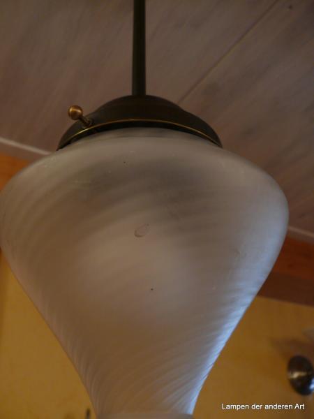 tolle Art Deco Stabpendelleuchte, Aufhängung Messing dunkel patiniert, mit außergewöhlichen Schirm, spitzovaler Glaskörper grau satiniert, mündet in einem spitzen Zapfen, spiralförmig gedrehtes Glas, D: ca.16cm, H: 22cm, Baldachin D:15cm, Detail Luftblase