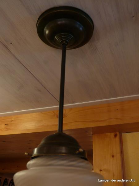 tolle Art Deco Stabpendelleuchte, Aufhängung Messing dunkel patiniert, mit außergewöhlichen Schirm, spitzovaler Glaskörper grau satiniert, mündet in einem spitzen Zapfen, spiralförmig gedrehtes Glas, D: ca.16cm, H: 22cm, Baldachin D: 15cm, Detail Gestell
