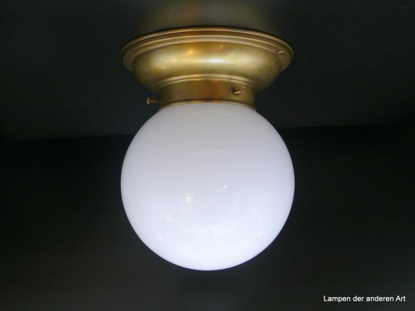 Schlichte Messing Jugendstil Deckenlampe mit weißem Kugelschirm Griff-Rand 8cm 1xE27/40W