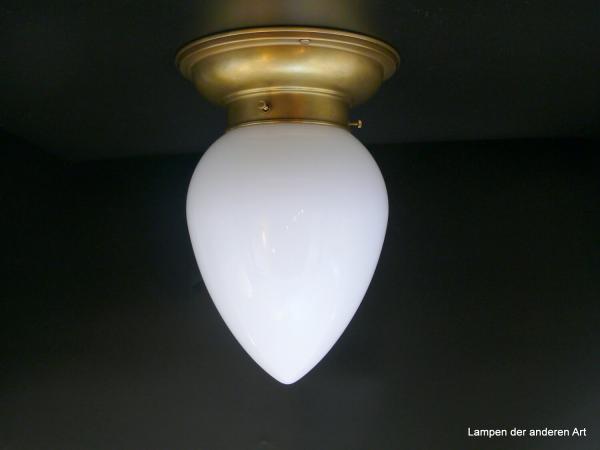Kleine Jugenstil Deckenleuchte aus goldbraunem Messing mit Zapfenschirm in weiß Griffrand 8cm 1xE27/40W