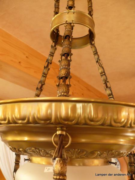 4-flammige Kettenhängeleuchte aus der Zeit des Jugendstils, Messing hell patiniert, 3 Ketten mit Zwischenring, Leuchtenträger mit geprägten Ornamenten, mittig Kuppelglas 1xE27/40W grau satiniert mit Kerbschliff, Detail Kettenaufhängung
