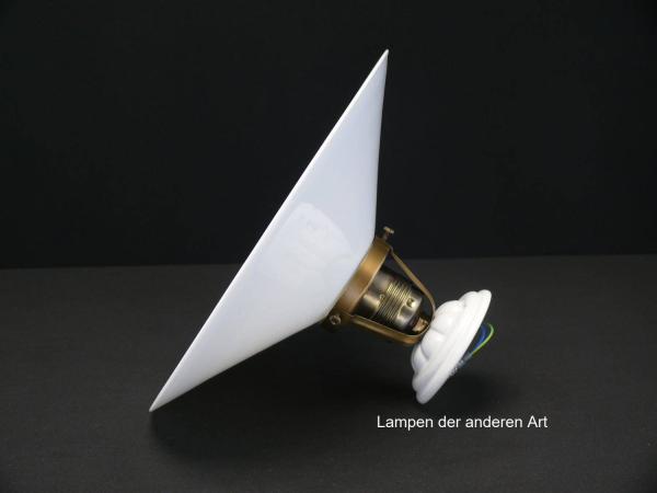 Jugendstil Deckenlampe mit Porzellanfuß und flachem weißem gebrauchten Kegelschirm Griffrand 6cm 1xE27/60W, seitlich