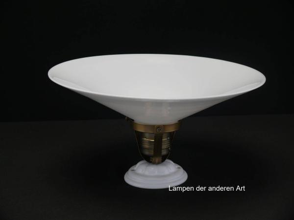 Jugendstil Deckenlampe mit Porzellanfuß und flachem weißem gebrauchten Kegelschirm Griffrand 6cm 1xE27/60W