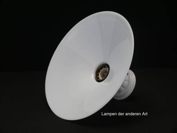 Jugendstil Deckenlampe mit Porzellanfuß und flachem weißem gebrauchten Kegelschirm Griffrand 6cm 1xE27/60W, gedreht