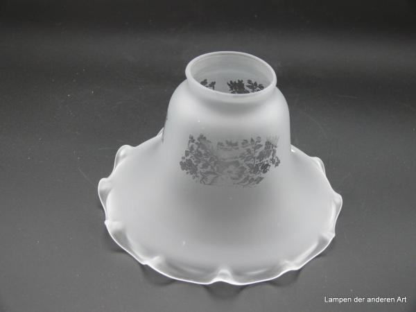 Jugendstil Lampenschirm, Glas satiniert, Blütenform mit geätztem floralem Dekor, viermal in der oberen Wandungszone, D: 15cm, H: 9cm, Nostalgie Ersatzglas, Glashalter Griffrand 6cm