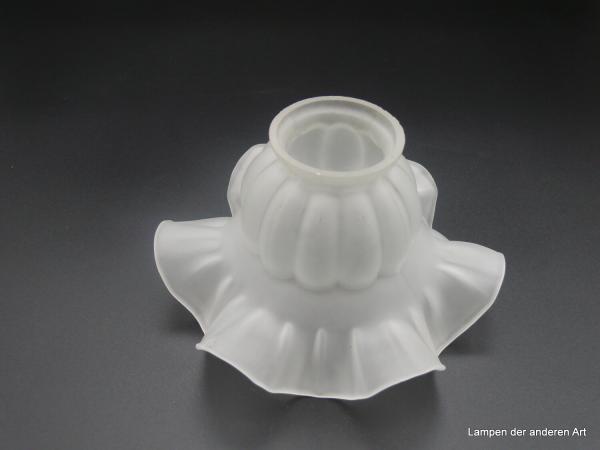 Jugendstil Lampenschirm historisch nachempfunden, gedrungene Blütenform, Glas grau satiniert, Bordüre aus hervortretenden konischen Stäbchen bildet den gewölbten Teil des Nostalgieschirmes, sechsfach gewellter Rand,  H: 9cm, D: 16cm, Griffrand: 6cm