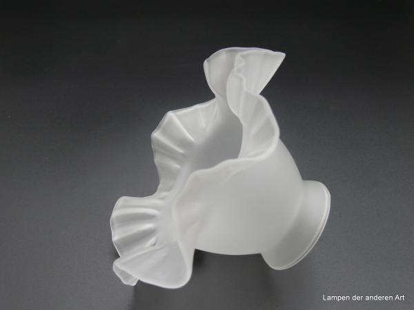 Nostalgie Lampenschirm, durch den Jugendstil inspiriert, stilisierte Form einer Blüte, leicht konischer Körper mit geweitetem in Falten gelegten Rand, Glas grau satiniert, Ersatzglas H: 9cm, D: 16cm, Griffrand: 6cm liegend