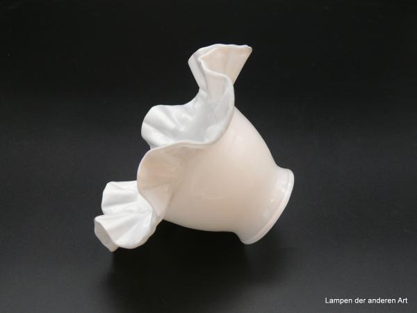 Jugendstil Lampenschirm,  Blütenform opal weiß, H: 9cm D: 16cm Griff-Rand: 6cm