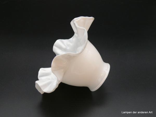 Jugendstil Lampenschirm, Blütenform opal weiß, H: 9cm, D: 16cm, Glashalter Griffrand: 6cm