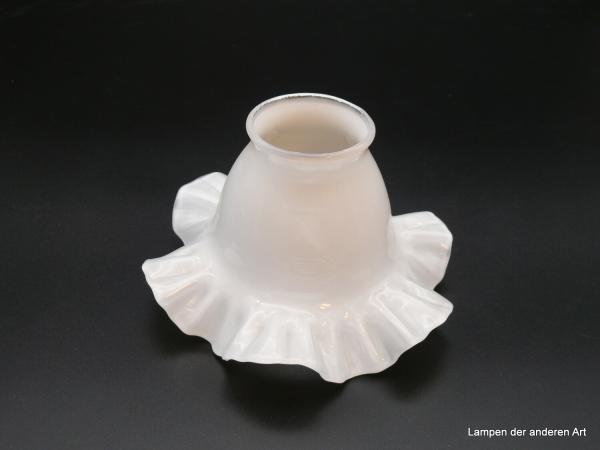 Jugendstil Lampenschirm,  Blütenform opal weiß, H: 9cm D: 16cm Griff-Rand: 6cm
