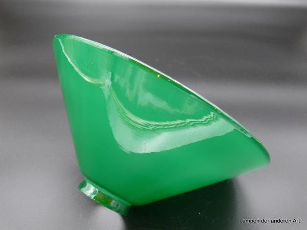 Jugendstil Lampenschirm, hochwertiges Überfangglas, innen weiß, außen grün, Kegelform, H: 12cm, D: 25cm, Griff-Rand: 6 cm liegend