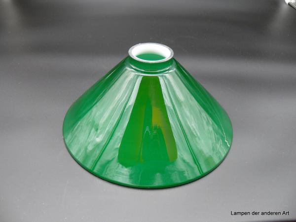 Jugendstil Lampenschirm, hochwertiges Überfangglas, innen weiß, außen grün, Kegelform, H: 12cm, D: 25cm, Griff-Rand: 6 cm