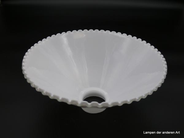 Jugendstil Lampenschirm gezackter Rand, hochwertiges Überfangglas opal weiß, kegelförmig, H: 10cm, D: 25cm, Griff-Rand: 6 cm von unten