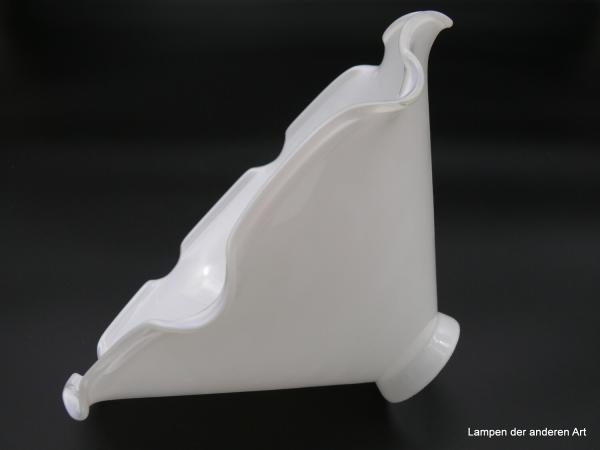 Jugendstil Lampenschirm, Kegel, opal, gelippter Rand, liegend