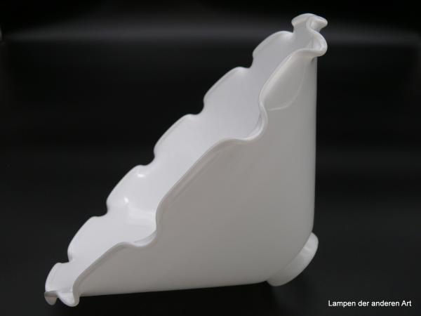 Jugendstil Lampenschirm, Kegelform, gelippter Rand, Glas weiß opal, D: 31cm, H: 13cm, Nostalgie Ersatzglas, Glashalter Griffrand 6 cm, liegend
