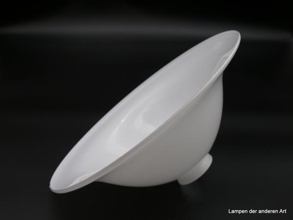 Jugendstil Lampenschirm, großer geschwungener weißer mundgeblasener Schirm in Überfangtechnik, Ersatzglas, H: 11cm, D: 30cm, Griff-Rand: 6 cm liegend