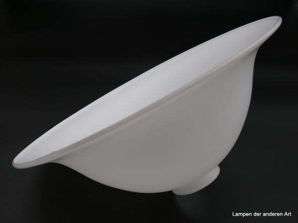 Jugendstil Lampenschirm, Glas mundgeblasen in Überfangtechnik, opal satiniert, ausgestellter Rand, Ersatzschirm, H: 11cm, D: 30cm, Griff-Rand: 6 cm liegend