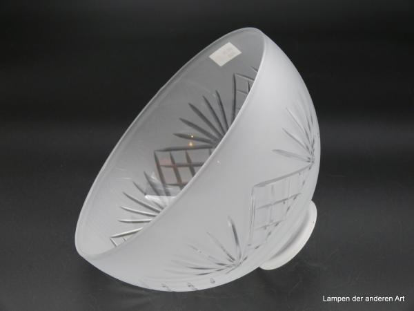 Jugendstil Lampenschirm, Halbkugel, Klarglas satiniert, am Schirmhals schmale Bordüre mit Punkten zwischen zwei Ringlinien im Kristallschliff, geschliffene Fächer und Rauten in der unteren Wandungszone, Ersatzglas H: 11cm, D: 18cm, Griffrand 6cm, liegend