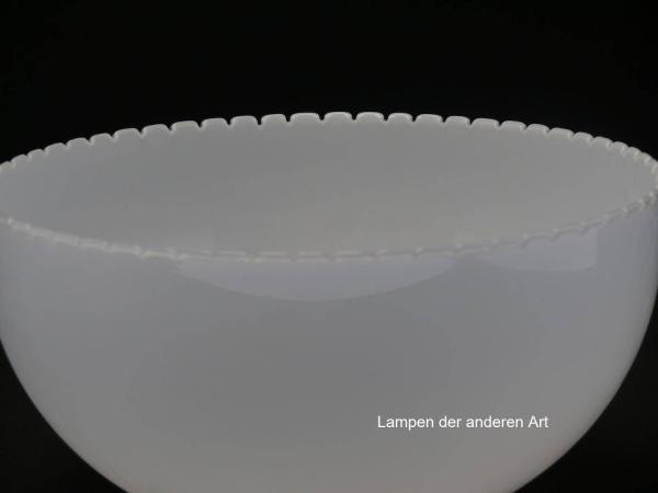 2. Wahl Jugendstil Lampenschirm gezahnt, Zahnung am Rand unterschiedlich hoch, opal weiß, Nostalgie Ersatzglas, D: ca. 24cm, H: ca.11cm, Glashalter Griffrand 6cm, Detail