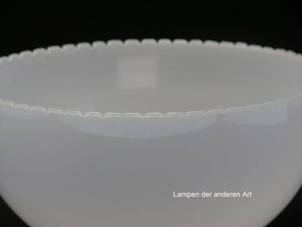 2. Wahl Jugendstil Lampenschirm gezahnt, Zahnung am Rand unterschiedlich, opal weiß, Nostalgie Ersatzglas, D: ca. 24cm, H: ca.11cm, Glashalter Griffrand 6cm, Detail Zahnung