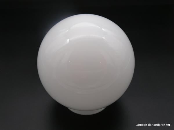 Jugendstil Lampenschirm in Form einer geschlossenen Kugel, gefertigt aus opal weißem Überfangglas, Nostalgieschirm D: 15cm, D: 15cm, Griffrand 8cm