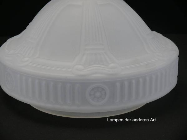 Jugendstil Lampenschirm, Kuppelglas grau satiniert, mit reliefierten historischen Elementen verziert, H: 19cm, D: 28cm, Griff-Rand: 20cm, Detail Relief