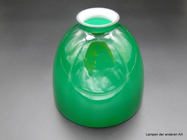 Art Deco Lampenschirm, Nachfertigung,  hochwertiges Überfangglas außen grün, innen weiß, glatte Wandung, konisch geweiteter Körper, Ersatzschirm H: 14cm, D: 15cm, Griffrand 6cm
